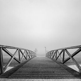 Schwarz/weiße Brücke im Nebel von Arno Van Hout