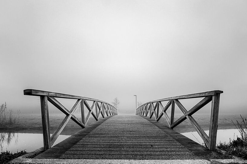 Un pont noir/blanc dans le brouillard par Arno Van Hout