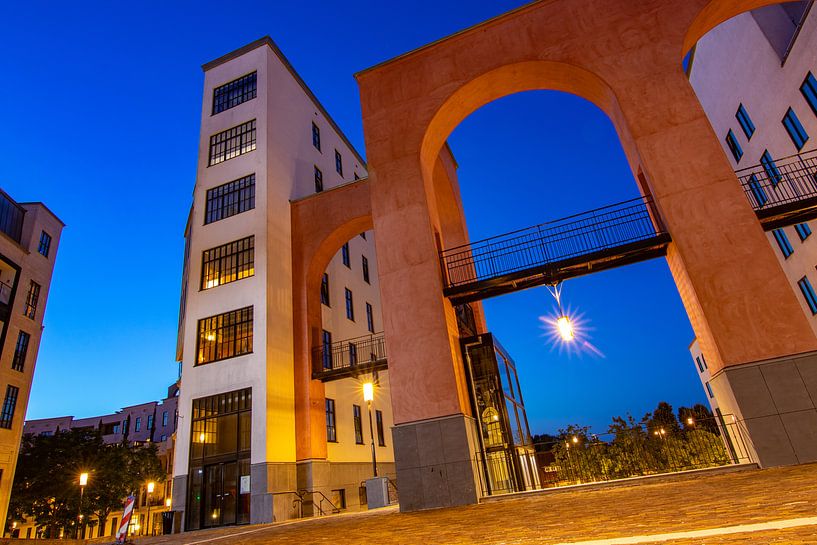 Het maankwartier tijdens het blauwe uurtje van Mark Lenoire