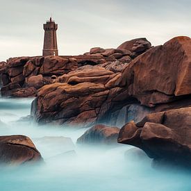 Lighthouse in Ploumanac'h, France by Tijmen Hobbel