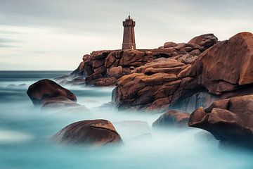 Lighthouse in Ploumanac'h, France by Tijmen Hobbel