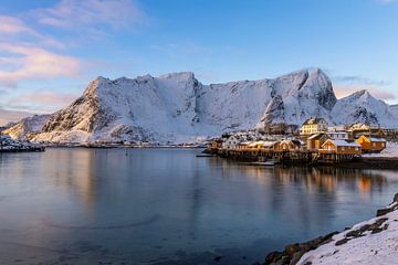 Lofoten - Das kleine Fischerdorf Sakrisøy im Winter von Franca Gielen