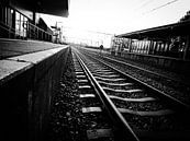 Trein station rails zwart wit van Tom Poelstra thumbnail