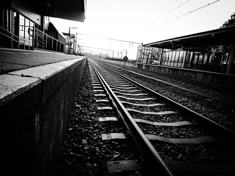 Bahnhofsschienen schwarz und weiß von Tom Poelstra