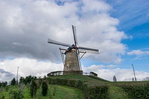 Schöne niederländische Windmühle in Wijchen
