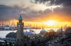 Sonnenuntergang über den Hamburger Landungsbrücken von Nils Steiner