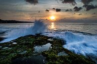 Ondergaande zon op Dreamland Beach Bali van Willem Vernes thumbnail