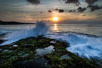 Ondergaande zon op Dreamland Beach Bali van Willem Vernes