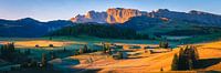 Panoramafoto van een zonsopkomst in Alpe di Siusi