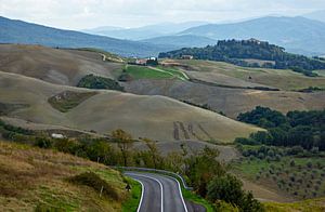 Straße durch die Landschaft der Toskana , Italien