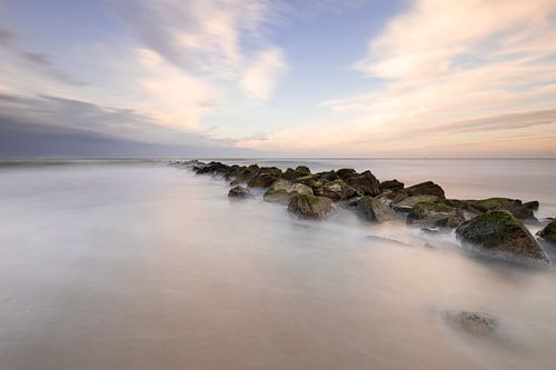 Pastellfarbener Sonnenuntergang am Strand von Texel