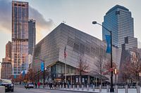 Das National September 11 Memorial &Museum (9/11 Museum) Tageslicht Außenansicht mit Mensche