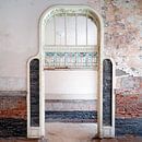Verlassene Tür in der Restaurierung. von Roman Robroek – Fotos verlassener Gebäude Miniaturansicht