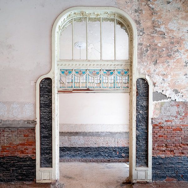 Verlassene Tür in der Restaurierung. von Roman Robroek – Fotos verlassener Gebäude