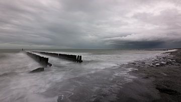 Paalhoofden in de branding bij Westkapelle