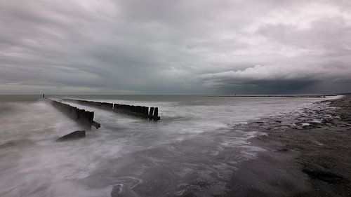 Paalhoofden in de branding bij Westkapelle