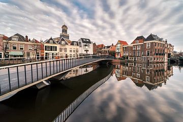 Centrum van de stad Leiden met de Hartebrugkerk op de achtergrond van Jolanda Aalbers