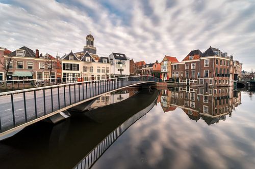 Centrum van de stad Leiden met de Hartebrugkerk op de achtergrond