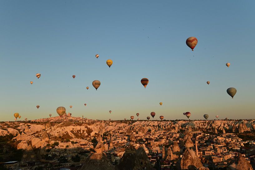 Heißluftballons über Göreme bei Sonnenaufgang von Renzo de Jonge