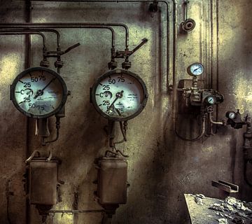 Wasserdruckmessgeräte in einer alten Energiefabrik von Olivier Photography