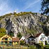 Idyllischer Blick auf den Ort Markt Essing und die Burg Randeck in Niederbayern von Reiner Conrad