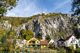 Vue idyllique du village de Markt Essing et du château de Randeck en Basse-Bavière