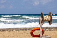 Reddingsboei met werpapparaat op het strand van Kreta, Griekenland