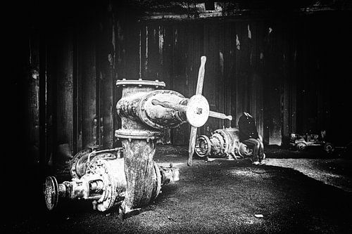 Parc paysager de Duisburg Nord - machine de construction déclassée comme motif surréaliste en noir e