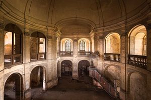 Verlaten Kerk in Verval. van Roman Robroek - Foto's van Verlaten Gebouwen