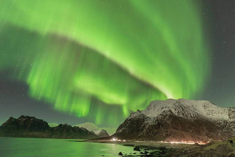 Kräftiges Polarlicht auf den Lofoten von Julia Schellig