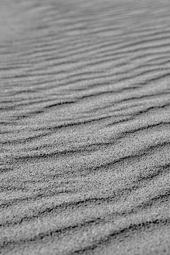 Zeeuws strand Renesse Watergat | Strand fotografie zwart wit van Studio Stoks