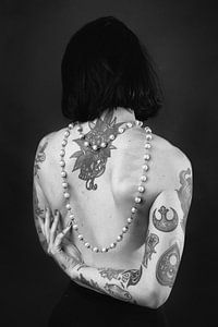 Fille avec des perles