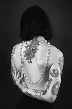 Girl with pearls van Henk Elshout