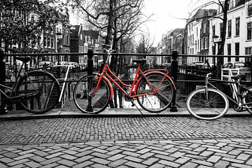 Straßenfotografie in Utrecht. Das rote Fahrrad auf der Quintijnsbrug über die NIeuwegracht in Utrech von De Utrechtse Grachten