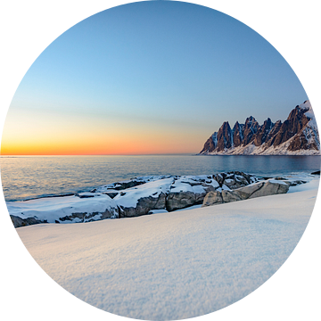 Zonsondergang over Okshornan-bergketen in Noordelijk Noorwegen in de winter