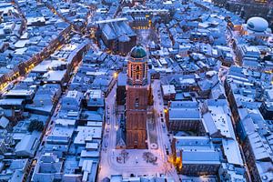 Zwolle Peperbus Kirchturm während eines kalten Wintersonnenaufgangs