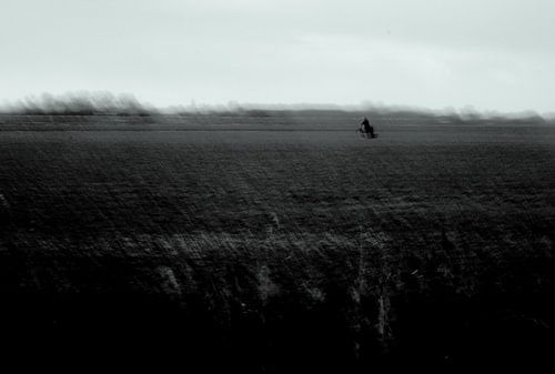eenzame fietser op het platteland