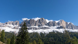 Nature of Europe - Dolomieten - Met sneeuw bedekte rotspieken onder een blauwe hemel van Sebastian Czech