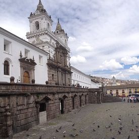 Panorama van het San Francisco plein in Quito, Ecuador van Iris Timmerman
