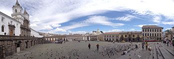 Panorama van het San Francisco plein in Quito, Ecuador
