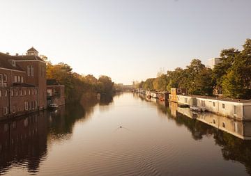 Kanaal in de herfst - Amsterdam-Oost, Zeeburg van Tessa Hoogenboezem