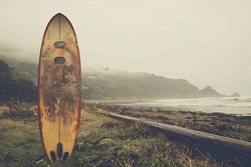Verweerd Surfboard op Mistig Strand van Art & Soul Creations