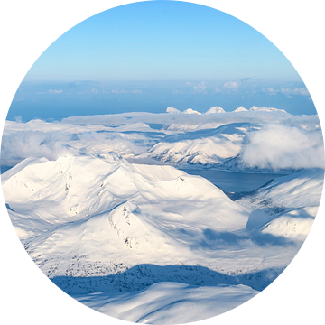 Besneeuwde bergen in Noord Noorwegen luchtfoto van Sjoerd van der Wal Fotografie