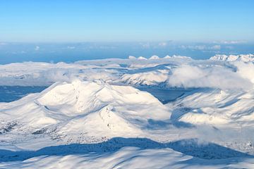Besneeuwde bergen in Noord Noorwegen luchtfoto van Sjoerd van der Wal