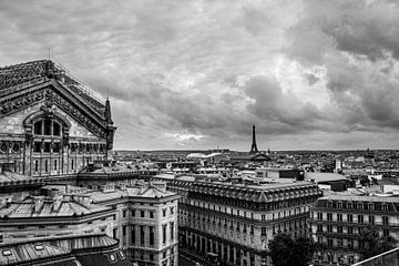 De gevel van de Opera en de Eifeltoren in zwart wit  Parijs. van MICHEL WETTSTEIN