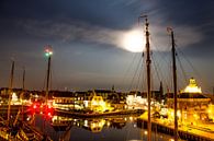 Volle maan boven binnenstad Harlingen van Maurice van Miltenburg thumbnail