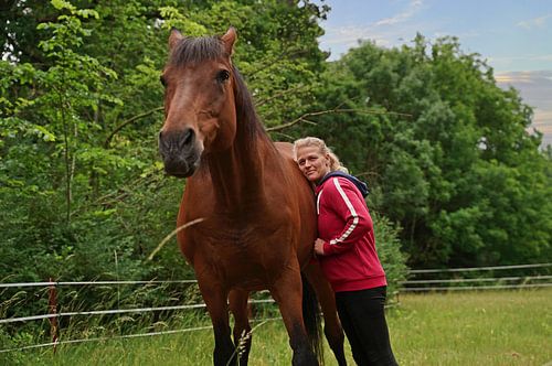 Trakehner Feldmeyer met eigenaar in de wei