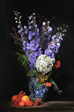 Also holländisches Stilleben mit Delfter blauer Vase und Rittersporn von Saskia Dingemans