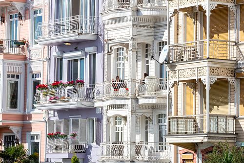 Kleurrijke houten huizen aan de Bosphorus (zee) in Istanbul, Turkije.