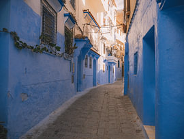 Lange Straße in Chefchaouen von Lizet Wesselman